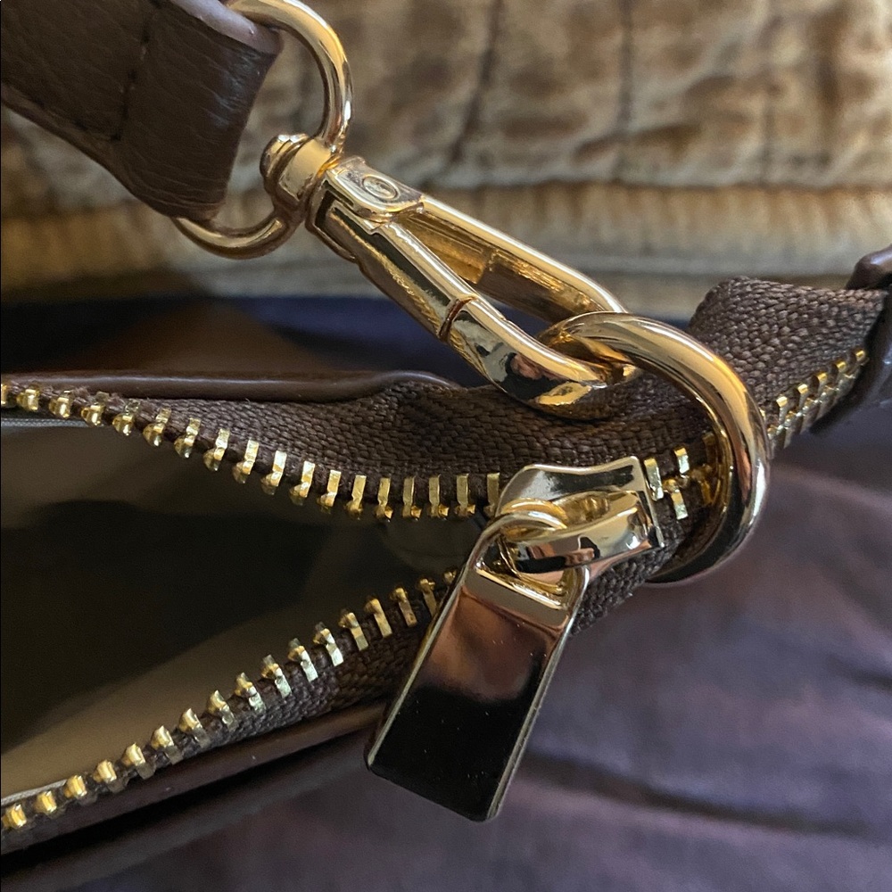 Sondra Roberts Brown Crossbody Bag - Picture 8 of 9